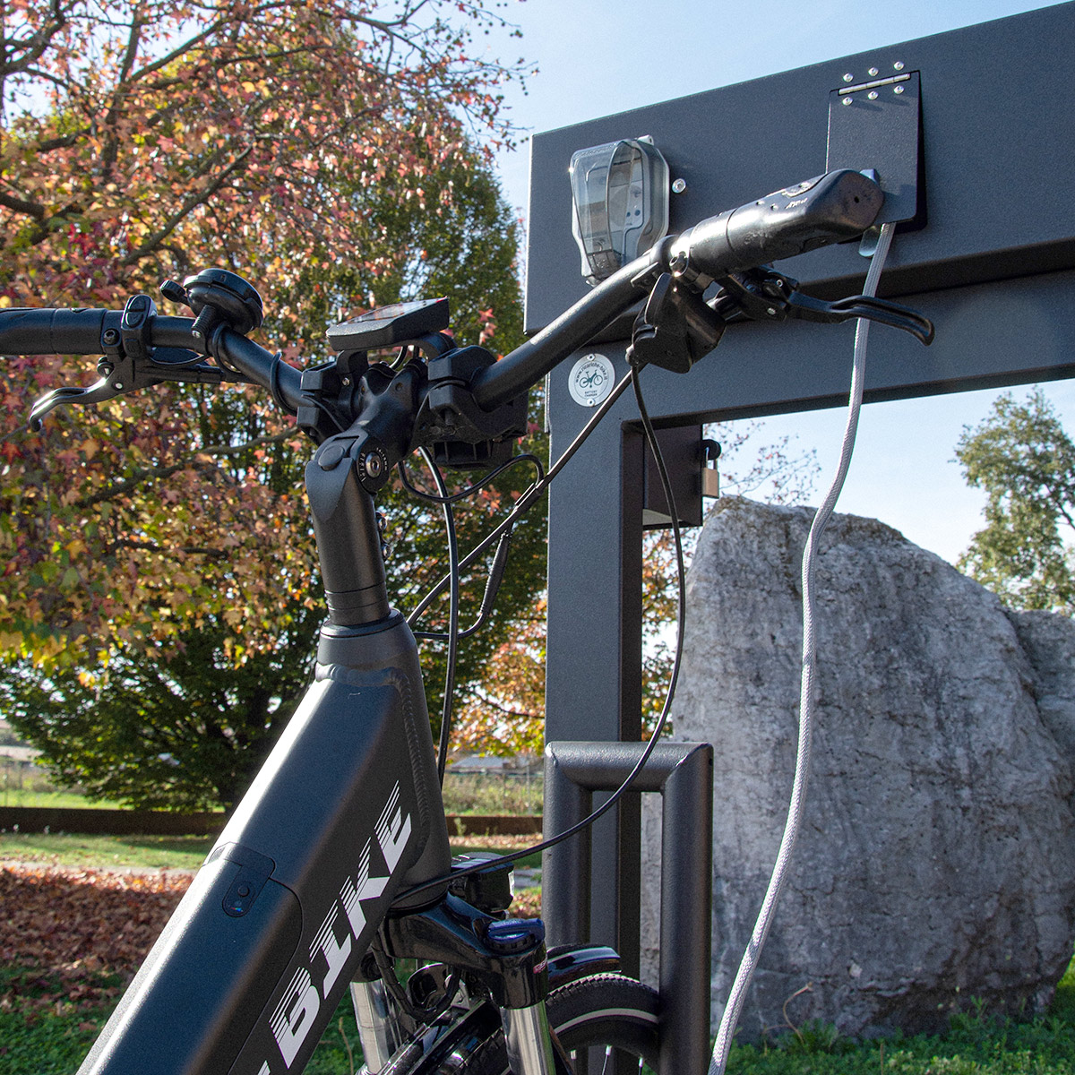 stazione-ricarica-ebike-cavo-ricarica-integrato-03
